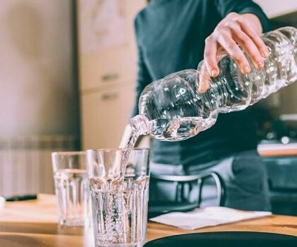 أضرار الإكثار من شرب الماء قبل النوم