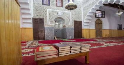 سيدة مضطربة عقليا تدخل المسجد بملابس غير لائقة