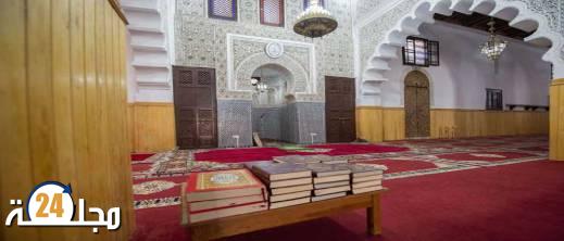 سيدة مضطربة عقليا تدخل المسجد بملابس غير لائقة