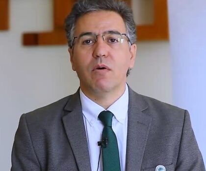 عدد خاص من مجلة عطاء للدراسات والأبحاث يحتفي بمنجز الباحث في اللسانيات المعرفية البروفيسور مصطفى بوعناني