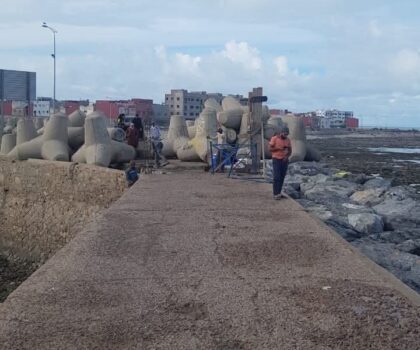 إغلاق شاطئ “المون” بالجديدة يشعل غضب الساكنة ويطرح تساؤلات حول الأسباب