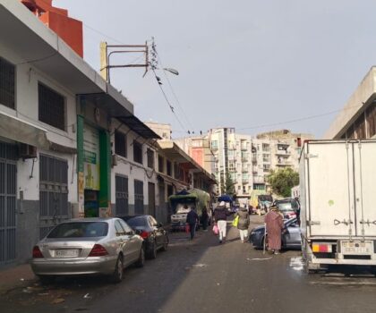 تجار سوق درب عمر يشكون من فوضى شاحنات البضائع ويطالبون بتدخل عاجل