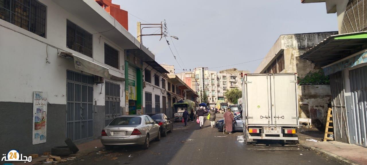 تجار سوق درب عمر يشكون من فوضى شاحنات البضائع ويطالبون بتدخل عاجل
