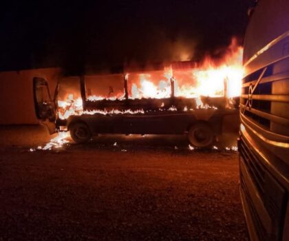 حريق مفاجئ يلتهم حافلة لنقل العاملات والعمال الزراعيين بإنشادن