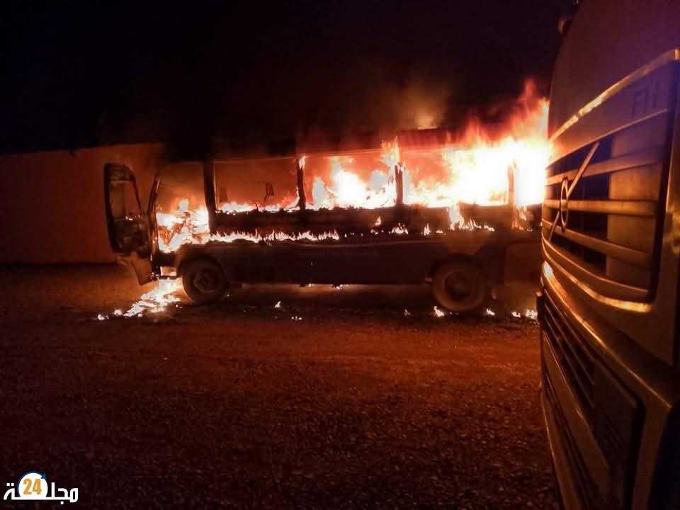 حريق مفاجئ يلتهم حافلة لنقل العاملات والعمال الزراعيين بإنشادن