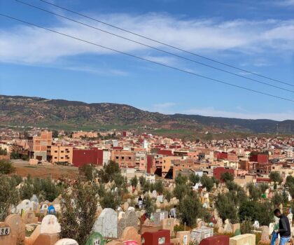 منظمة التعاون للتربية و التنمية فرع خنيفرة ينظمون حملة ل “تنظيف مقبرة احطاب ” بمدينة خنيفرة