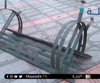 بالفيديو…رئيسة جماعة سطات تشرف على اصلاح كراسي ساحة محمد الخامس