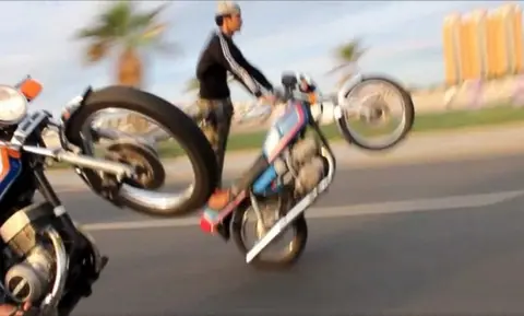 دراجة C90 المعدّلة تُقلق راحة ساكنة سطات: أصوات مدوية تُرعب الليالي الهادئة