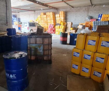 الجمارك تلاحق شبكة تزوير زيوت المحركات بضواحي الدار البيضاء