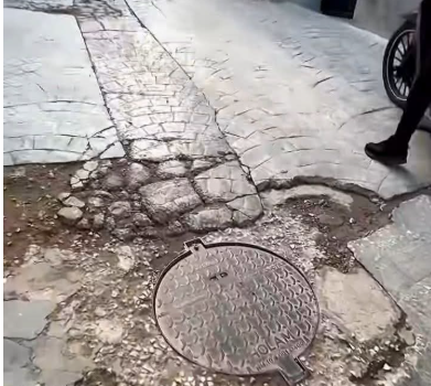 الفنيدق تغرق في الحفر و العشوائية و تساؤلات عن غياب الحلول الإدارية ..