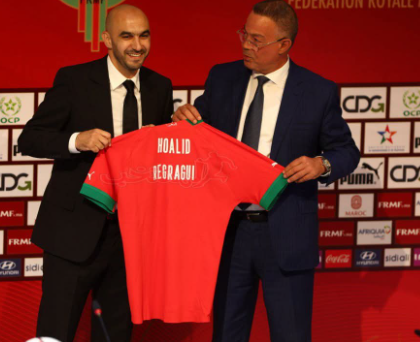 “استمرار وليد الركراكي على رأس المنتخب المغربي: دعم الجامعة وضغوط الجماهير”