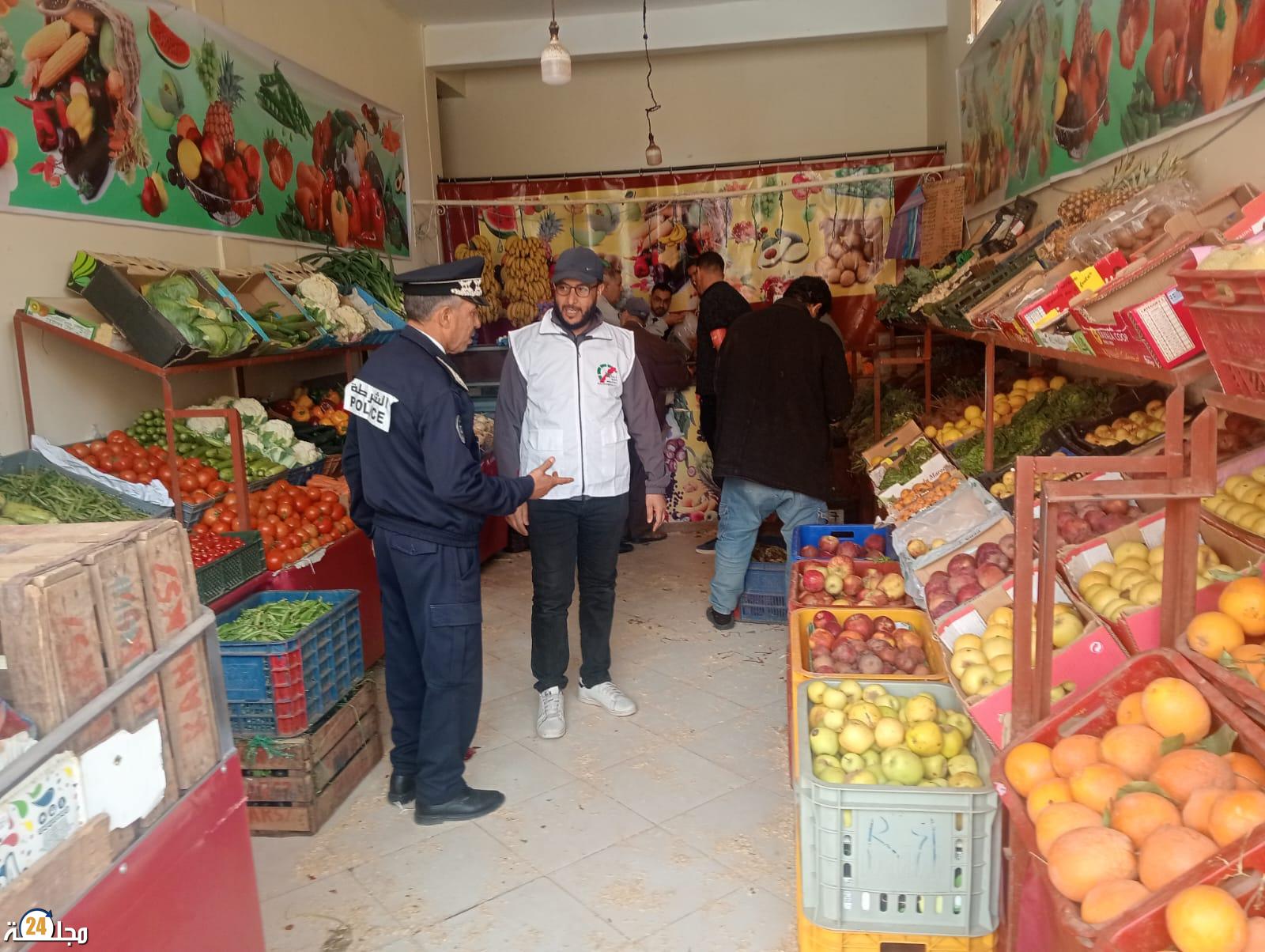 لجنة مختلطة في جولة لمراقبة وتتبع الوضع التجاري والصحي في مدينة بن جرير