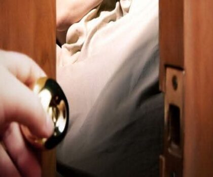 توقيف سيدتين بتهمة الخيانة الزوجية داخل إقامة الإخلاص ببيوكرى