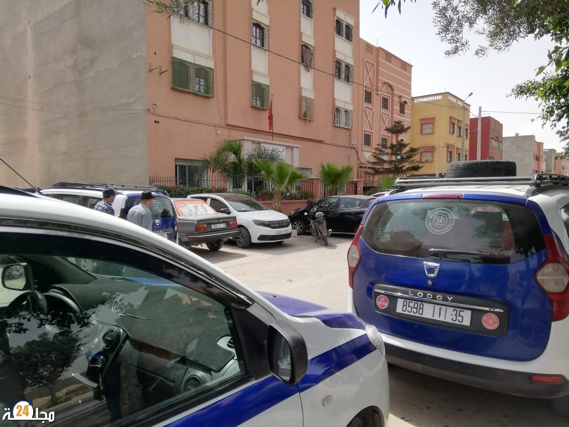 خلاف بين جمعيتين لأرباب سيارات الأجرة يتسبب في وقفة احتجاجية أمام مركز الدرك الملكي ببلفاع