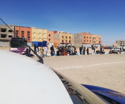 ساكنة بلفاع تُعاني يومياً في انتظار سيارة الأجرة نحو أكادير وسط غياب تام للمسؤولين