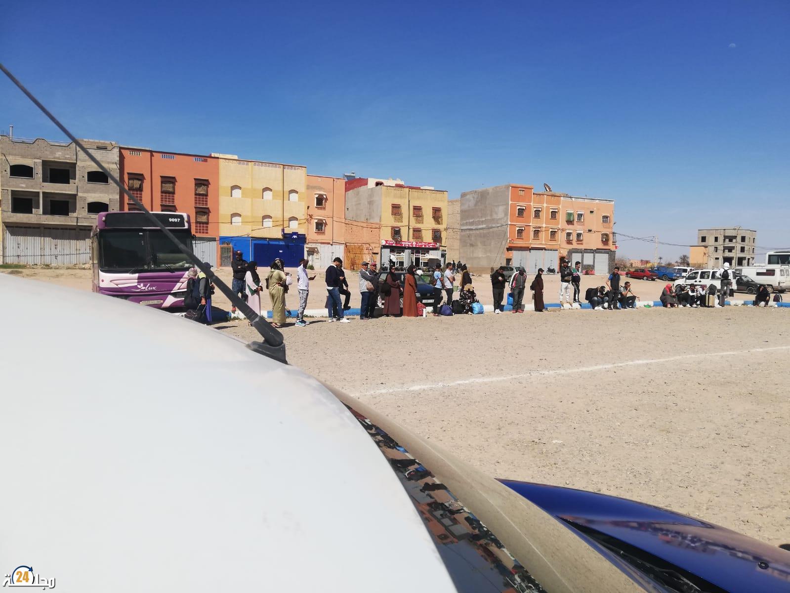 ساكنة بلفاع تُعاني يومياً في انتظار سيارة الأجرة نحو أكادير وسط غياب تام للمسؤولين