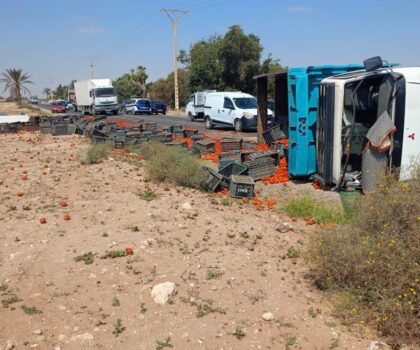 انقلاب شاحنة محملة بالطماطم بمدخل بيوكرى يربك حركة السير