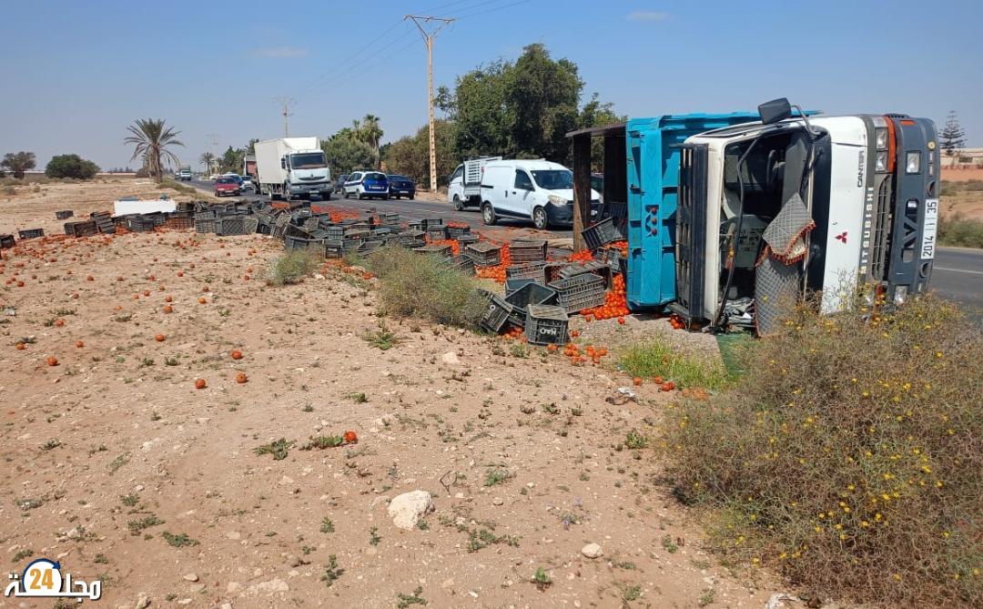 انقلاب شاحنة محملة بالطماطم بمدخل بيوكرى يربك حركة السير