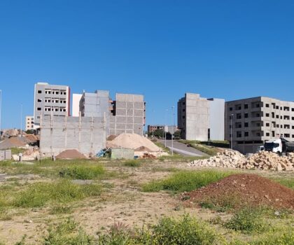 الملك العمومي بسطات يُستباح.. والمواطنون يشتكون من غياب المرافق وتفشي فوضى المستودعات