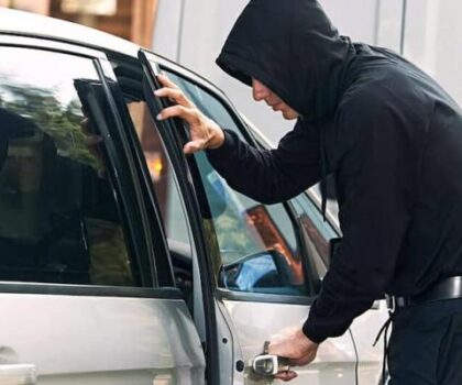 تفكيك شبكة إجرامية متورطة في سرقة سيارات الكراء وبيع أجزائها بمدينة العروي