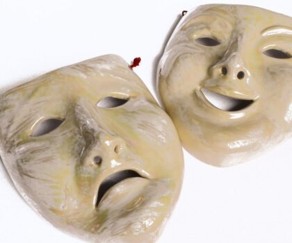 أقنعة مختلفة… وغاية واحدة