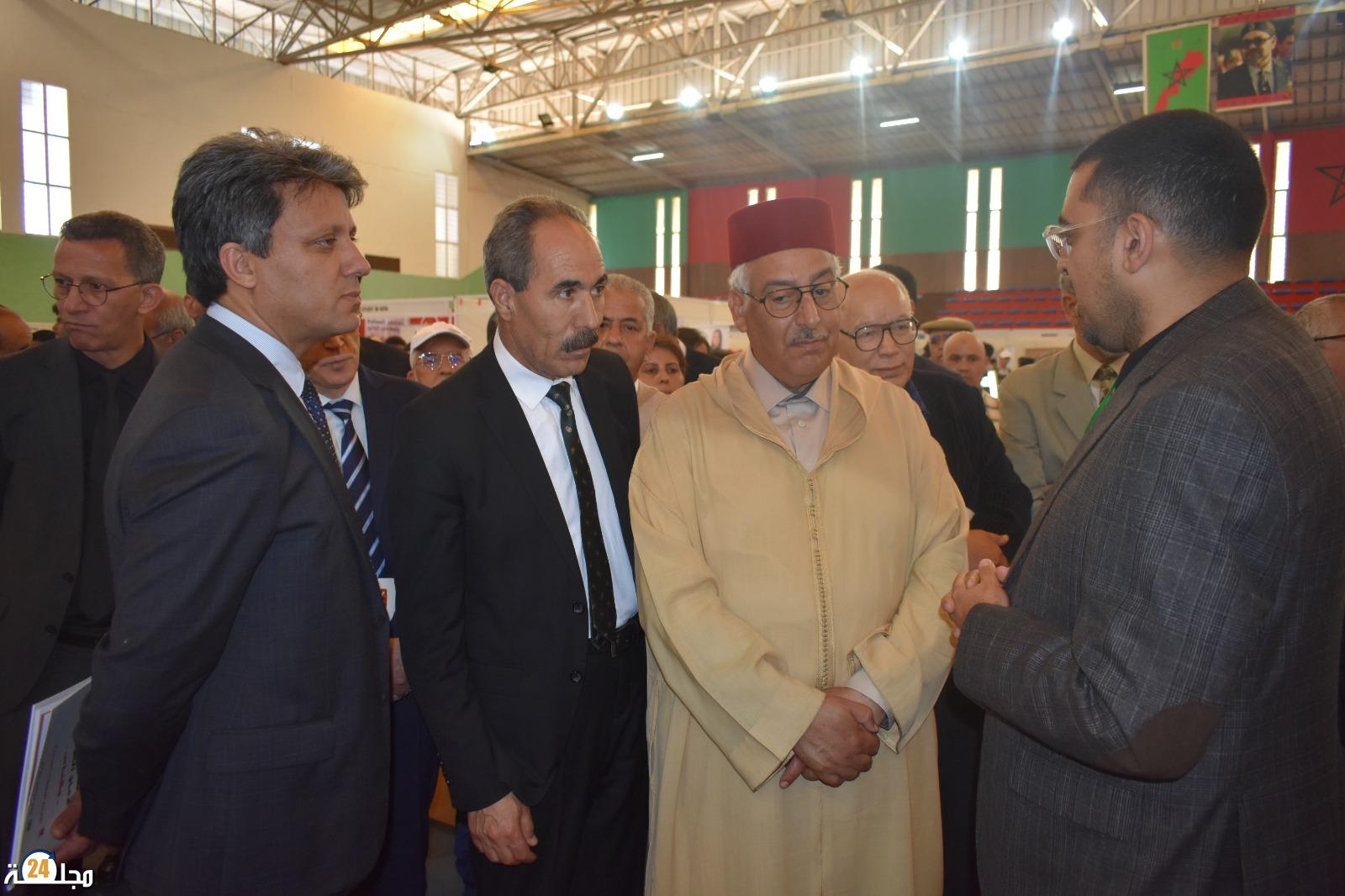 عامل عمالة مكناس رفقة كل من فؤاد الرواضي ومحمد كليل يشرفون على انطلاق الملتقى الإقليمي للتوجيه المدرسي