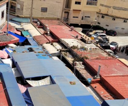 العشوائية وصلت ذروتها بالفنيدق و التجار يتساءلون من المستفيد من الوضع ؟