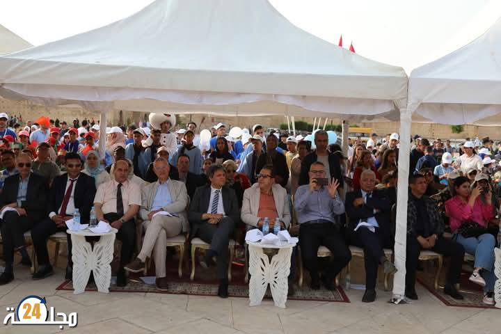 أكثر من 800 تلميذ(ة) شارك في الكرنفال الجهوي لمهرجان المدارس لجهة فاس مكناس، المنظم تحت شعار “الماء…سر الحياة ومسؤوليتنا المشتركة”