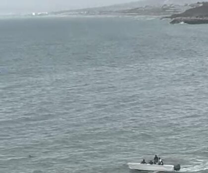 هذا الصباح بشاطئ بيدرا ليسا بالفنيدق قارب أبيض يرسي في وضح النهار… فأين أعين المراقبة؟”