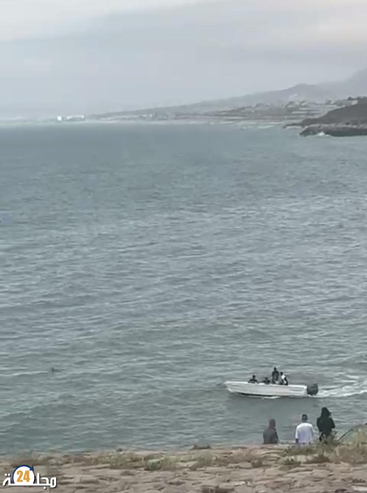 هذا الصباح بشاطئ بيدرا ليسا بالفنيدق قارب أبيض يرسي في وضح النهار… فأين أعين المراقبة؟”