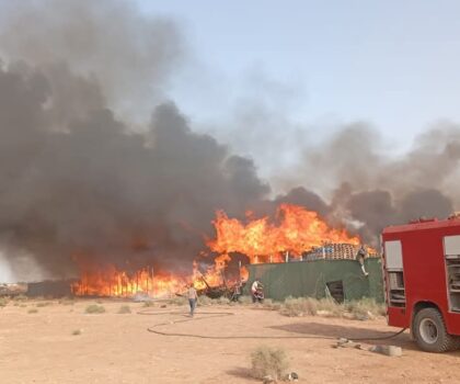 حريق مهول يلتهم مستودعًا للمتلاشيات بتدارت سيدي بيبي