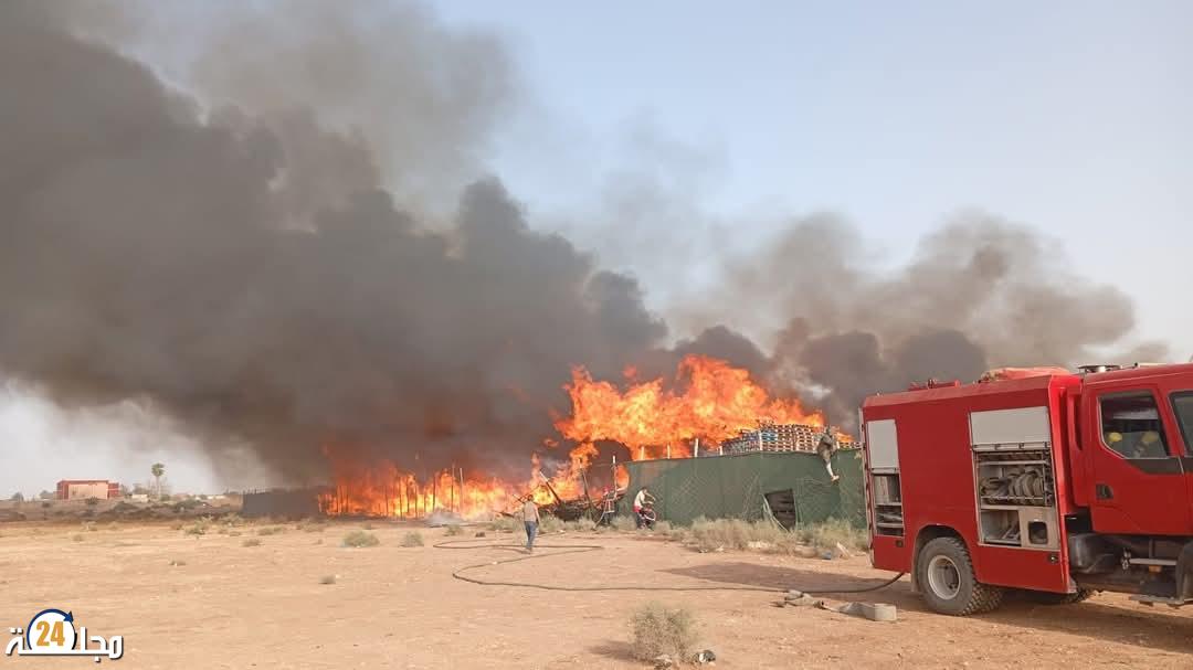 حريق مهول يلتهم مستودعًا للمتلاشيات بتدارت سيدي بيبي