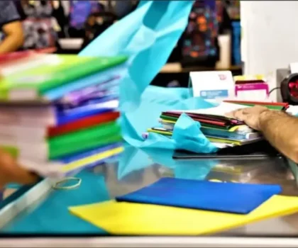 مدارس الريادة.. جدل حول قرار الوزارة بيع الكتب ابتداءً من الموسم المقبل