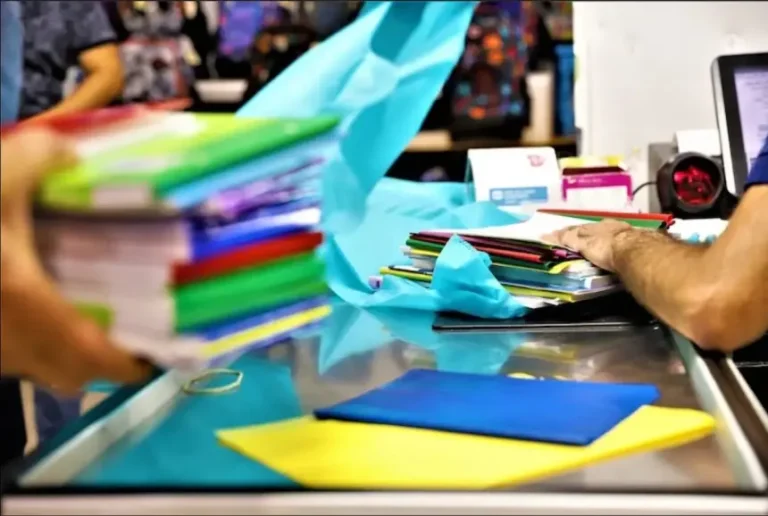 مدارس الريادة.. جدل حول قرار الوزارة بيع الكتب ابتداءً من الموسم المقبل