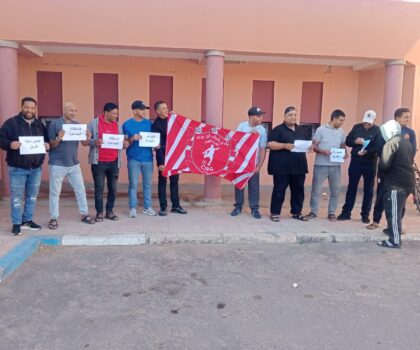 وقفة احتجاجية لجماهير شباب بن جرير لكرة القدم أمام الملعب البلدي