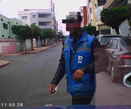 الجديدة: فوضى أصحاب السترات الزرقاء واستعمار للأزقة والشوارع تحت غطاء حراسة السيارات