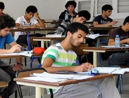 تلميذ يقبل يد أستاذته عندما خرج من قاعة الامتحان