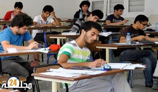 تلميذ يقبل يد أستاذته عندما خرج من قاعة الامتحان