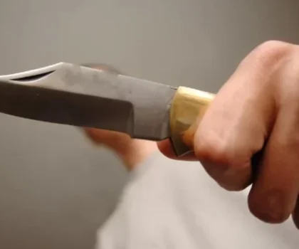 مختل عقلي يعتدي على رئيس جماعة سابق داخل السوق بمنجل بسوق بولعوان