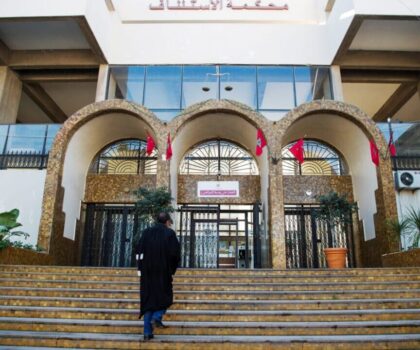 حملة واسعة تطيح بأكثر من 15 شخصا في ملف سماسرة المحاكم