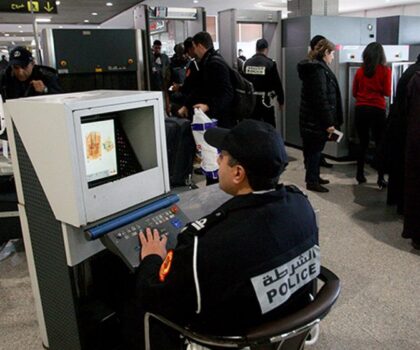 توقيف مواطن عربي بمطار محمد الخامس مبحوث عنه دوليا في قضايا اختلاس بالإمارات