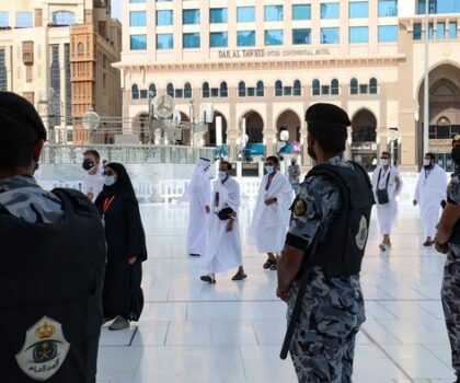 السعودية..إيقاف عشرات الحجاج تسللوا إلى مكة عبر الصحراء