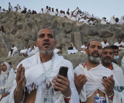 تحت شمس حارقة.. الحجاج يؤدون الركن الأعظم للحج بجبل عرفات