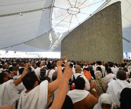 الحجاج يبدأون رمي “جمرة العقبة” الكبرى في مشعر منى