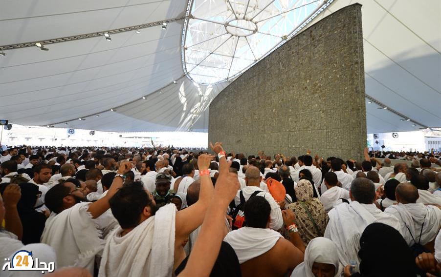 الحجاج يبدأون رمي “جمرة العقبة” الكبرى في مشعر منى