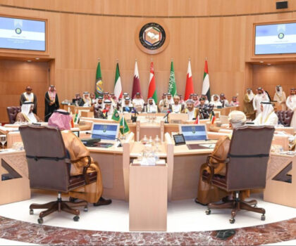 تصعيد مستمر بين إيران وإسرائيل و دعوات خليجية للتهدئة