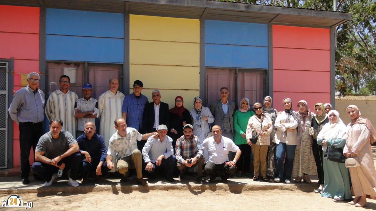 الادارة التربوية واطر التدريس بمدارس موالين الواد بسطات تكرم أحد المتقاعدين