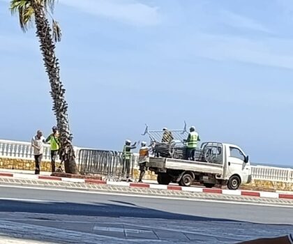 السلطات بالفنيدق تخفف الحصار المضروب على شواطئ المدينة وتشدد المراقبة داخل البحر