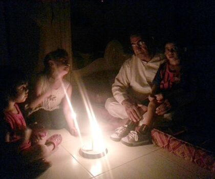 عائلة فقيرة بخميس سيدي محمد بن رحال تعيش على ضوء الشموع منذ سنوات: من ينصفها؟