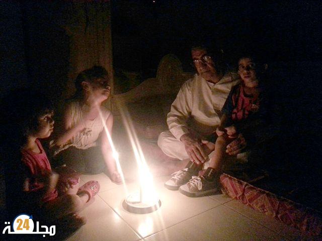 عائلة فقيرة بخميس سيدي محمد بن رحال تعيش على ضوء الشموع منذ سنوات: من ينصفها؟